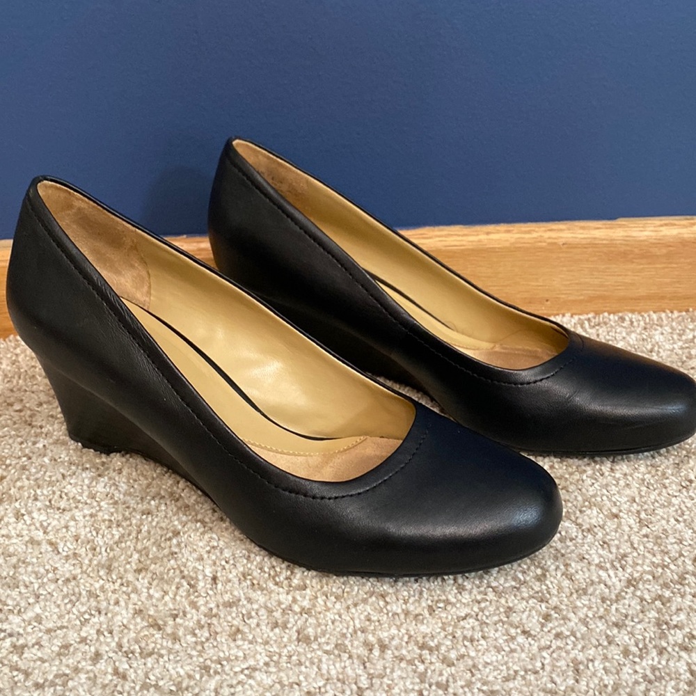 Naturizer 2 inches heel black leather shoes size 9.5M